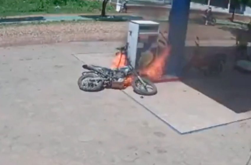  Moto que pegou fogo durante abastecimento acende alerta; Veja o vídeo