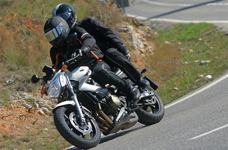 Em moto tunada, motogirl que 'sofre' nas ruas avisa: 'Dê a seta, não gasta  gasolina!