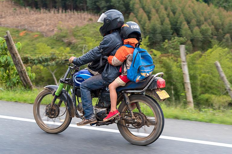 Como levar crianças na garupa? - Motopel Concessionária de Motos Honda