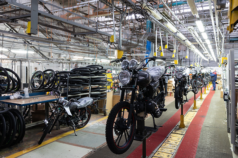 linha de produção de moto em fábrica