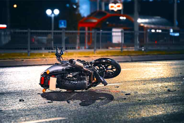 moto caída no chão