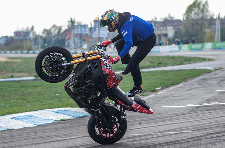 Manobras com motos podem se tornar prática esportiva em Curitiba 