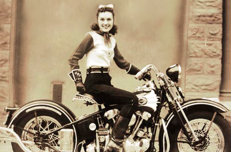 Dorothy Robinson andando de moto