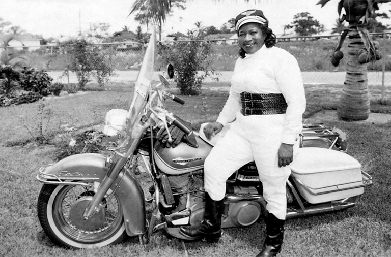 Bessie Stringfield posando ao lado de uma moto