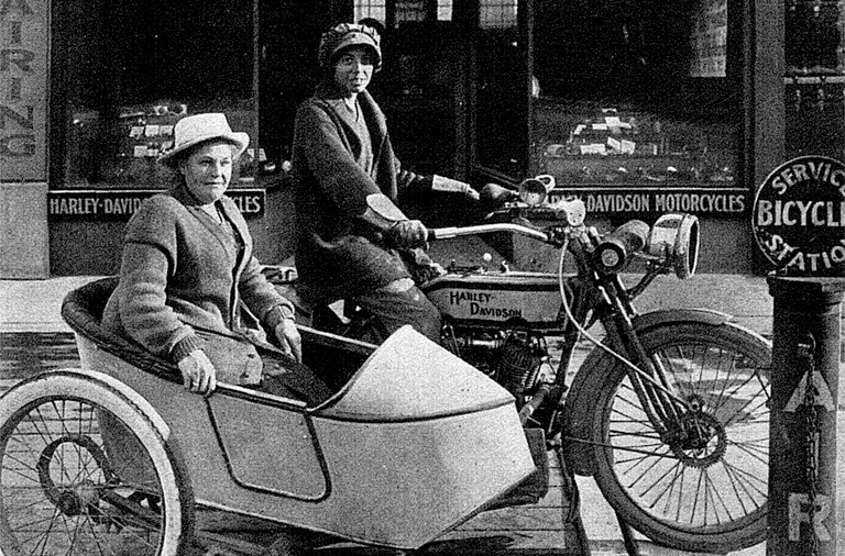 Avis e Effie Hotchkiss andando de moto
