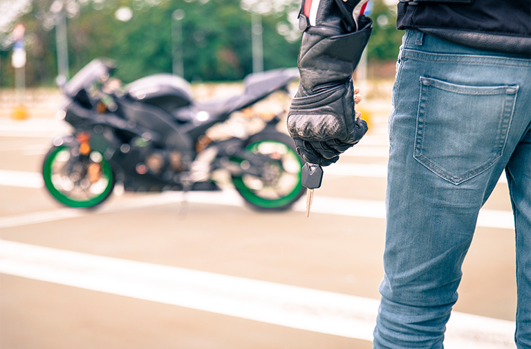  Roubo e furto de motos podem ser evitados com rastreadores e alarmes. Saiba como