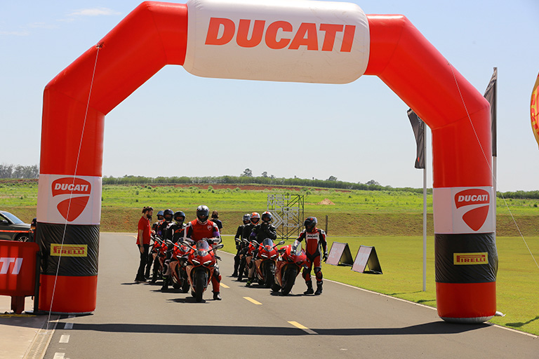 Ducati promove curso de pilotagem no Brasil