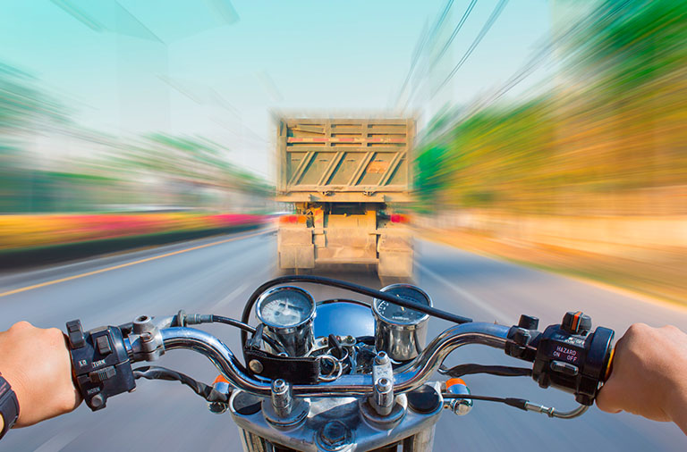  Nakata ensina motociclistas a lidar com o deslocamento de ar na estrada